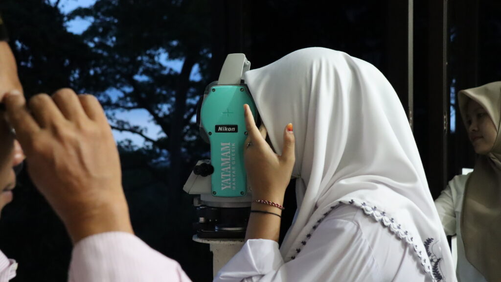 Gresik — SMA Assa’adah mengadakan Walking Tour ke Balai Rukyatul Hilal Condrodipo, Gresik, Jumat (21/11/2025). Kegiatan yang berlangsung pukul 15.30–19.00 WIB ini diikuti oleh peserta didik kelas X dan XI bersama guru pendamping, serta menghadirkan pemateri dari Lembaga Falakiyah PCNU Gresik.